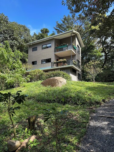Birdwatcher’s Base in Monteverde – 2BR + Balcony, Walk to Curi-Cancha Reserve