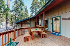 Outdoor dining - Dog-Friendly 3BR Cabin w/ Large Deck, BBQ, WiFi, Private W/D - Near Lake (Shaver Lake)