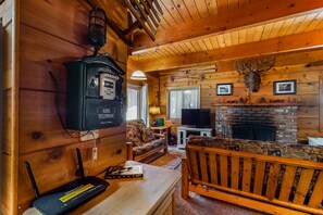 Fernseher, Kamin, DVD-Player, Bücher