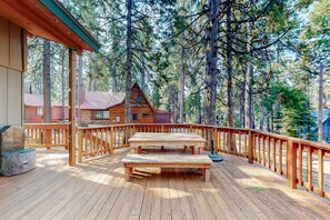 Outdoor dining - Dog-Friendly 3BR Cabin w/ Large Deck, BBQ, WiFi, Private W/D - Near Lake (Shaver Lake)