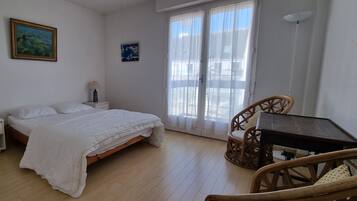 2 bedrooms, iron/ironing board, free WiFi