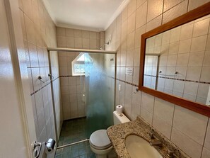 Room, 1 Bedroom, Sea View (Flat) | Bathroom | Shower, towels - Pousada Tortuga do Mariscal (Bombinhas)