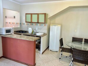 Room, 1 Bedroom (Terreo s/ Vista - Flat) | Private kitchenette - Pousada Tortuga do Mariscal (Bombinhas)