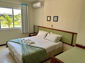 Zimmer, 2 Schlafzimmer, eingeschränkter Meerblick (Flat) | Zimmersafe, individuell dekoriert, individuell eingerichtet