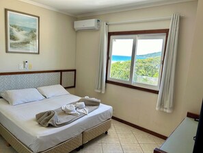 開放式套房, 1 間臥室, 部分海景 | 房內夾萬、獨特設計、獨特裝修、遮光窗簾/窗簾