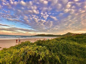 En la playa, arena blanca, sombrillas