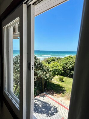 開放式套房, 1 間臥室, 部分海景 | 房內夾萬、獨特設計、獨特裝修、遮光窗簾/窗簾