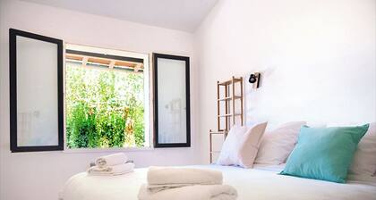 Vacation home, private terrace, shared swimming pool (12 x 6, salt water), quiet location