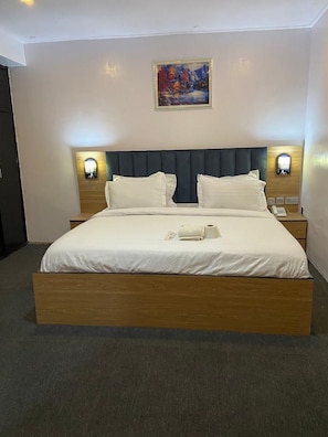 Premier Room | Egyptian cotton sheets, premium bedding, down comforters - Le Curve Hotel (Lagos)