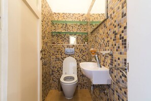 Een douche, een haardroger, handdoeken