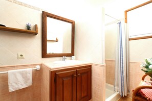 Bathtub, towels - BOSQUE. Rest in a natural environment (Pollensa)