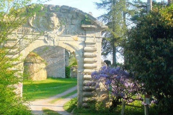 Le Portail à l'entrée du gite