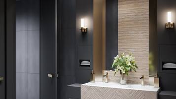 Sviitti | Kylpyhuone | Hiustenkuivaaja, kylpytakit, tohvelit, pyyhkeet