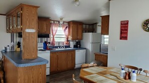 Fridge, microwave, oven, stovetop - Peaceful/Beautiful Mountain Views & centrally located to all the mountain fun (Eagle Nest)