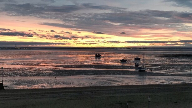 A beach with boats and a sunset. - Estuary Views Penthouse 🖤 Beachfront with Parking (Southend-on-Sea)