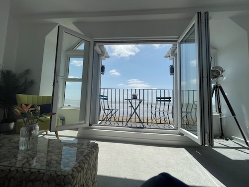 Estuary Views Penthouse 🖤 Beachfront with Parking