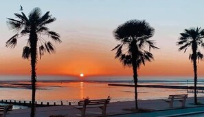 On the beach, sun loungers, beach towels - Estuary Views Penthouse 🖤 Beachfront with Parking (Southend-on-Sea)