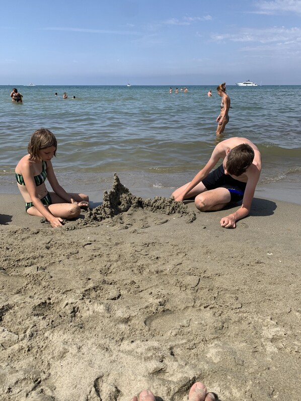 Una spiaggia nelle vicinanze