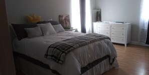 1 slaapkamer, een strijkplank/strijkijzer, wifi, beddengoed