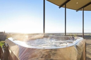 Ein Whirlpool mit freiem Blick auf die umliegende Landschaft.