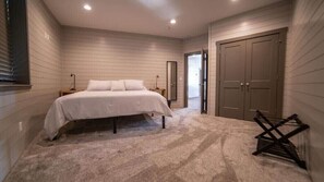 6 chambres, bureau, fer et planche à repasser, lit parapluie