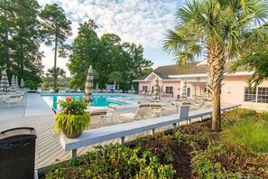 Una piscina cubierta, una piscina al aire libre