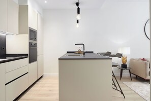 Mikroaaltouuni, uuni, astianpesukone, kahvin-/teenkeitin