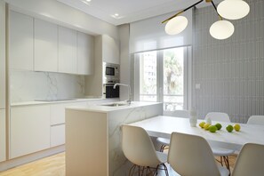 Jääkaappi, mikroaaltouuni, uuni, astianpesukone