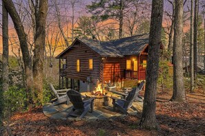 A log cabin with a fire pit and outdoor seating. - Misty Ridge by Mountain Oasis | True Log Cabin Rental Near Blue Ridge & Ellijay (Blue Ridge)