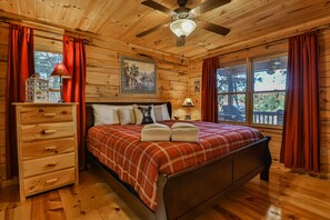 2 bedrooms, iron/ironing board, WiFi, bed sheets - Misty Ridge - Mtn Views, Fire Pit, Dog Friendly (Blue Ridge)