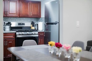 Fridge, oven, stovetop, dishwasher
