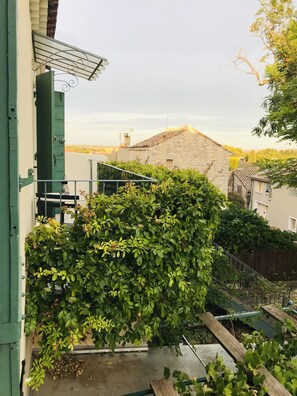 Suite Confort, 1 très grand lit | Terrasse/Patio