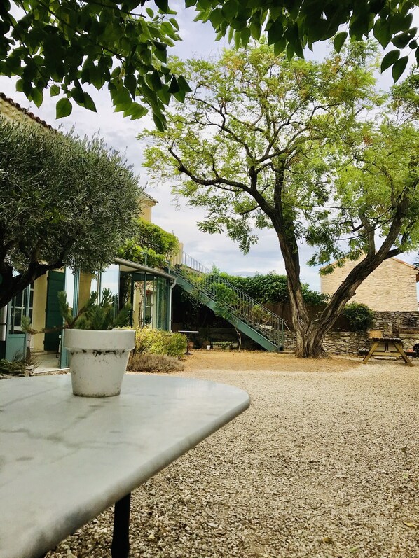 Studio, 1 grand lit et 1 canapé-lit | Vue sur le jardin