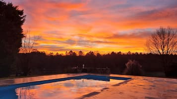 Een buitenzwembad en een verwarmd zwembad