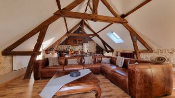 Televisie, een dvd-speler, een tafeltennistafel en boeken