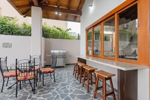 Outdoor dining - Casa Catalina (Tamarindo)