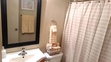 Ensemble douche/baignoire, serviettes fournies