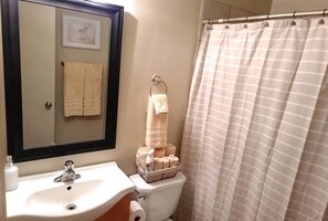 Combined shower/bathtub, towels