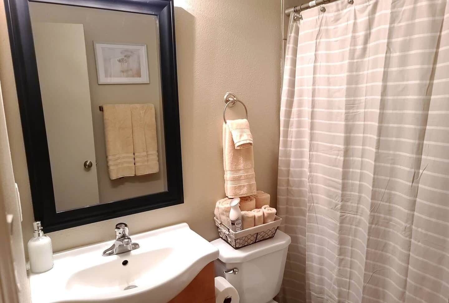 Kombinert dusj/badekar og håndklær