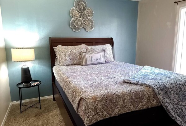 1 slaapkamer, een strijkplank/strijkijzer, wifi, beddengoed