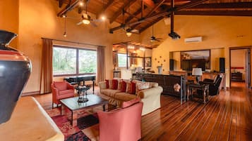 House, Multiple Beds (Casa Orchidea) | Living room