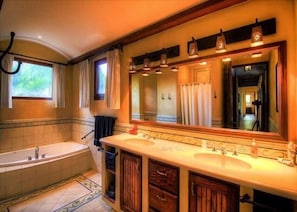 House, Multiple Beds (Casa Orchidea) | Bathroom | Shampoo