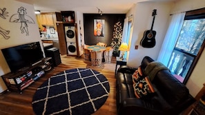 TV connectée, cheminée, lecteur de DVD, livres