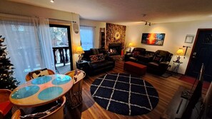 Smart TV, fireplace, DVD player, books - Comfortable and cozy retreat with Free ski shuttle (Angel Fire)