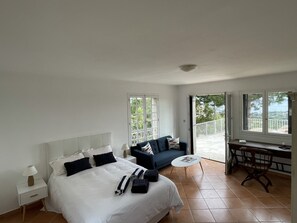 6 Schlafzimmer, Schreibtisch, Bügeleisen/Bügelbrett, Reisekinderbett