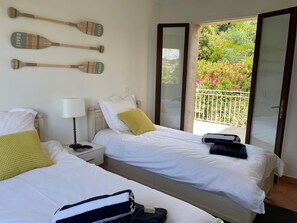 6 bedrooms, desk, iron/ironing board, travel cot