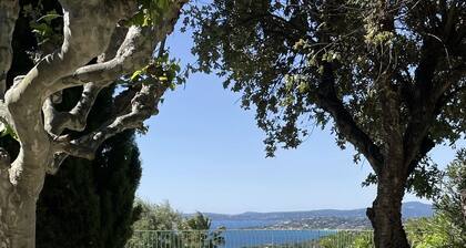 Panoramic sea view and close to the beach. Heated swimming pool, fully air con