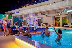 6 piscinas externas, funciona das 9h às 23h, barracas, espreguiçadeiras