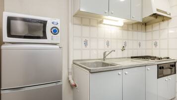 Fridge, microwave, stovetop, cookware/dishes/utensils