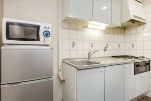 Fridge, microwave, stovetop, cookware/dishes/utensils